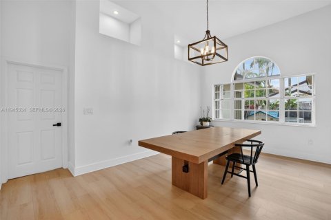 Casa en venta en Miami, Florida, 4 dormitorios, 243.22 m2 № 2001790 - foto 9