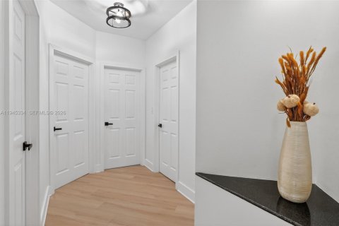 Casa en venta en Miami, Florida, 4 dormitorios, 243.22 m2 № 2001790 - foto 19