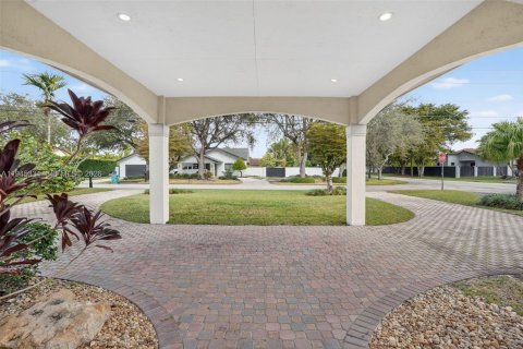 Casa en venta en Miami, Florida, 4 dormitorios, 243.22 m2 № 2001790 - foto 3