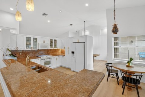 Casa en venta en Miami, Florida, 4 dormitorios, 243.22 m2 № 2001790 - foto 13