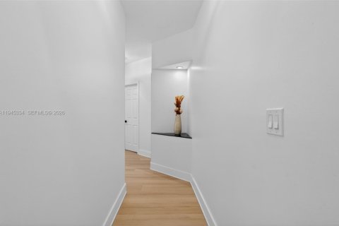Casa en venta en Miami, Florida, 4 dormitorios, 243.22 m2 № 2001790 - foto 18