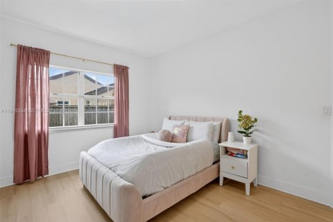 Casa en venta en Miami, Florida, 4 dormitorios, 243.22 m2 № 2001790 - foto 21