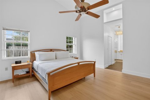 Casa en venta en Miami, Florida, 4 dormitorios, 243.22 m2 № 2001790 - foto 27