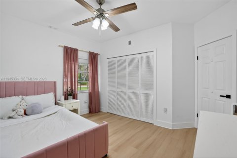 Casa en venta en Miami, Florida, 4 dormitorios, 243.22 m2 № 2001790 - foto 26