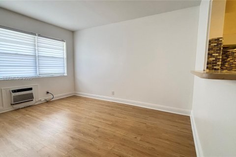 Condominio en alquiler en West Palm Beach, Florida, 1 dormitorio, 49.42 m2 № 1996942 - foto 3