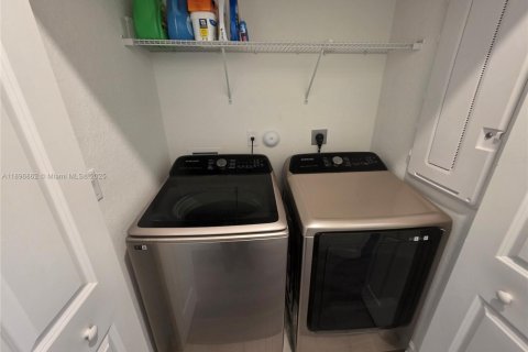 Снять в аренду таунхаус в Майами, Флорида 3 спальни, 169.73м2, № 1947841 - фото 22