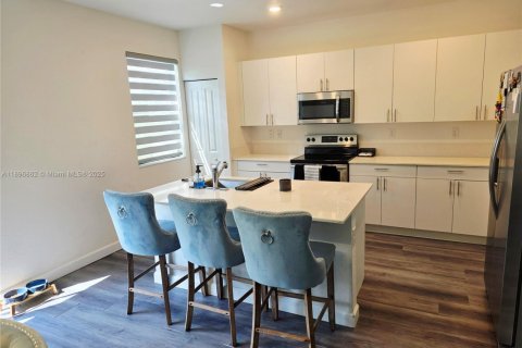 Снять в аренду таунхаус в Майами, Флорида 3 спальни, 169.73м2, № 1947841 - фото 9