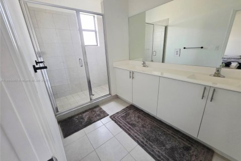 Снять в аренду таунхаус в Майами, Флорида 3 спальни, 169.73м2, № 1947841 - фото 25