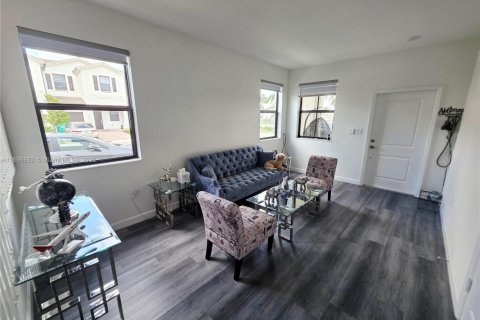 Снять в аренду таунхаус в Майами, Флорида 3 спальни, 169.73м2, № 1947841 - фото 4