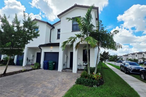 Снять в аренду таунхаус в Майами, Флорида 3 спальни, 169.73м2, № 1947841 - фото 26