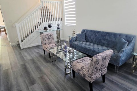 Снять в аренду таунхаус в Майами, Флорида 3 спальни, 169.73м2, № 1947841 - фото 2