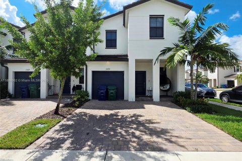 Снять в аренду таунхаус в Майами, Флорида 3 спальни, 169.73м2, № 1947841 - фото 1
