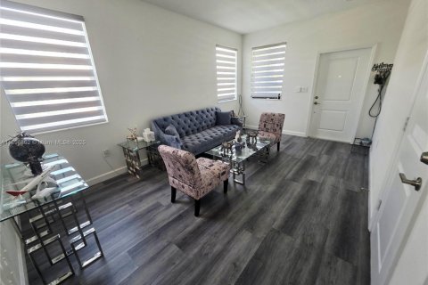 Снять в аренду таунхаус в Майами, Флорида 3 спальни, 169.73м2, № 1947841 - фото 3