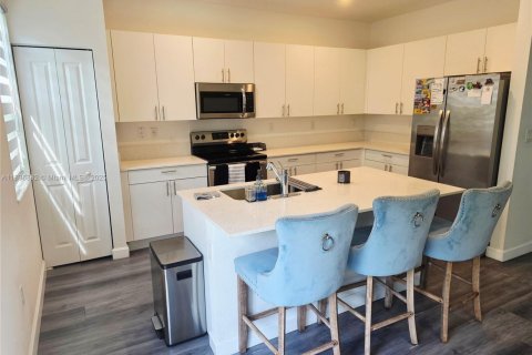 Снять в аренду таунхаус в Майами, Флорида 3 спальни, 169.73м2, № 1947841 - фото 11