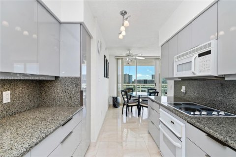 Condo in Sunny Isles Beach, Florida, 2 bedrooms  № 1860045 - photo 20
