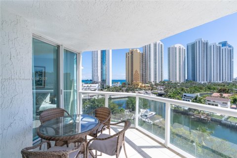 Condo in Sunny Isles Beach, Florida, 2 bedrooms  № 1860045 - photo 11