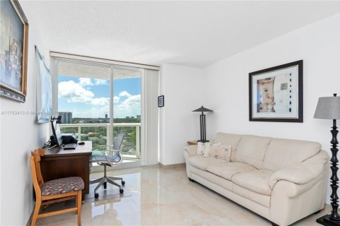 Condo in Sunny Isles Beach, Florida, 2 bedrooms  № 1860045 - photo 24