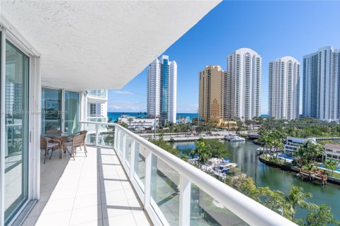 Condo in Sunny Isles Beach, Florida, 2 bedrooms  № 1860045 - photo 9