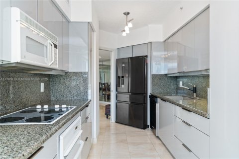 Condo in Sunny Isles Beach, Florida, 2 bedrooms  № 1860045 - photo 22