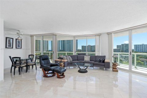 Condo in Sunny Isles Beach, Florida, 2 bedrooms  № 1860045 - photo 16
