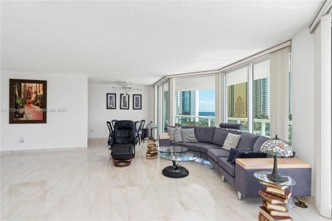 Condo in Sunny Isles Beach, Florida, 2 bedrooms  № 1860045 - photo 17