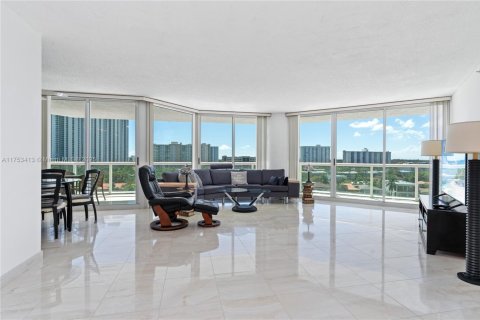 Condo in Sunny Isles Beach, Florida, 2 bedrooms  № 1860045 - photo 14