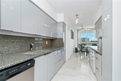 Condo in Sunny Isles Beach, Florida, 2 bedrooms  № 1860045 - photo 19