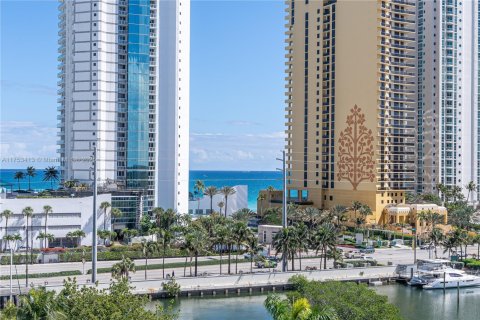 Condo in Sunny Isles Beach, Florida, 2 bedrooms  № 1860045 - photo 6
