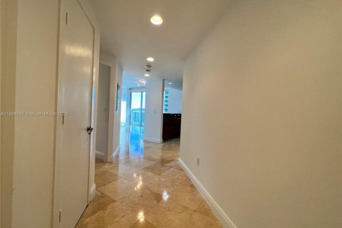 Condominio en alquiler en Miami, Florida, 2 dormitorios, 118.73 m2 № 1979327 - foto 3