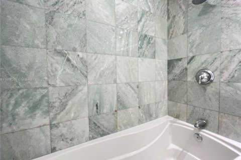 Condominio en alquiler en Miami, Florida, 2 dormitorios, 118.73 m2 № 1979327 - foto 12