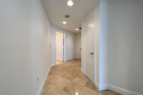 Condominio en alquiler en Miami, Florida, 2 dormitorios, 118.73 m2 № 1979327 - foto 2