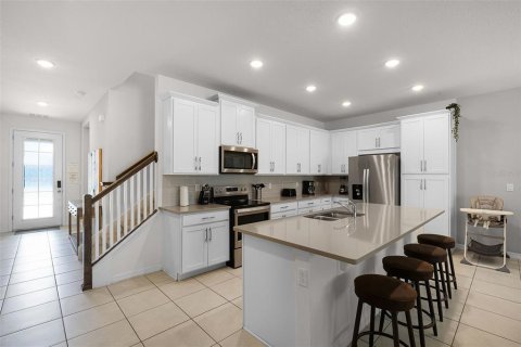 Touwnhouse à vendre à Kissimmee, Floride: 5 chambres, 212.1 m2 № 2437189 - photo 4