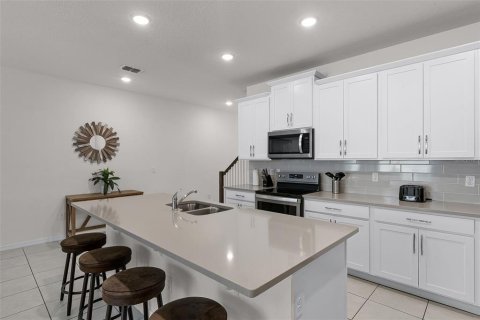 Touwnhouse à vendre à Kissimmee, Floride: 5 chambres, 212.1 m2 № 2437189 - photo 5