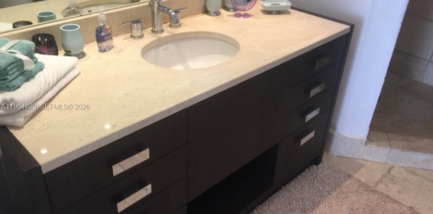 Condominio en Sunny Isles Beach, Florida, 1 dormitorio  № 2026333