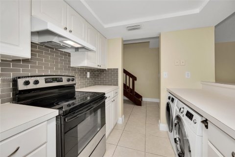 Touwnhouse à louer à Miami, Floride: 3 chambres, 147.9 m2 № 1998263 - photo 12