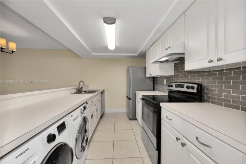 Touwnhouse à louer à Miami, Floride: 3 chambres, 147.9 m2 № 1998263 - photo 11