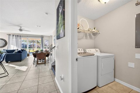 Townhouse in Davenport, Florida 5 bedrooms, 228.54 sq.m. № 2097466 - photo 4