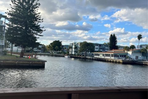 Condo in Hollywood, Florida, 1 bedroom  № 2000936 - photo 6