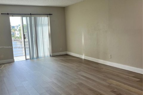 Condo in Hollywood, Florida, 1 bedroom  № 2000936 - photo 2