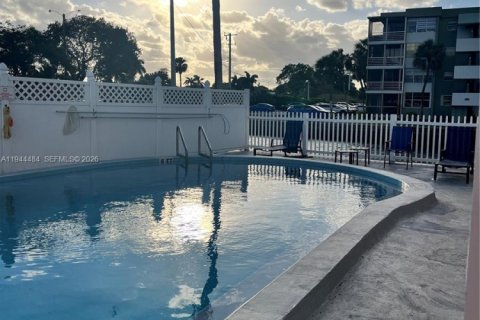 Condo in Hollywood, Florida, 1 bedroom  № 2000936 - photo 4