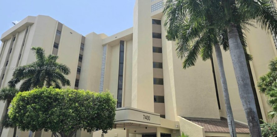 Condo in Lauderhill, Florida, 2 bedrooms № 1776376