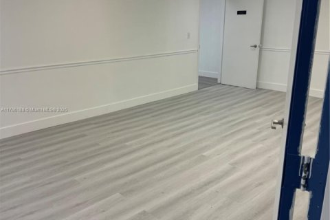 Propiedad comercial en venta en North Miami, Florida № 1862887 - foto 8
