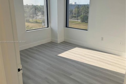 Propiedad comercial en venta en North Miami, Florida № 1862887 - foto 3