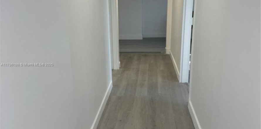 Propiedad comercial en North Miami, Florida № 1862887