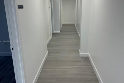 Propiedad comercial en venta en North Miami, Florida № 1862887 - foto 10
