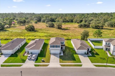 House in Winter Haven, Florida 4 bedrooms, 176.51 sq.m. № 2425962 - photo 3