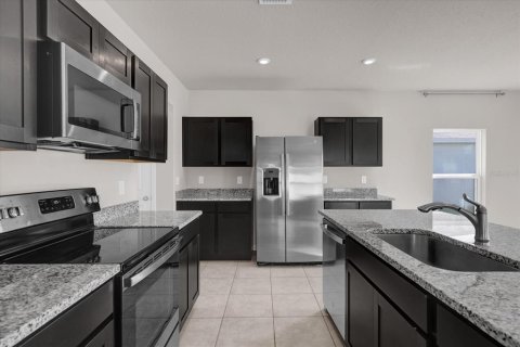 House in Winter Haven, Florida 4 bedrooms, 176.51 sq.m. № 2425962 - photo 10
