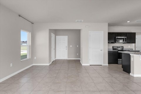 House in Winter Haven, Florida 4 bedrooms, 176.51 sq.m. № 2425962 - photo 4