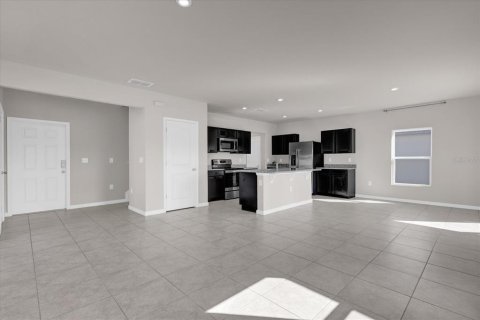 House in Winter Haven, Florida 4 bedrooms, 176.51 sq.m. № 2425962 - photo 5