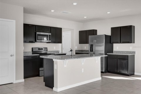 House in Winter Haven, Florida 4 bedrooms, 176.51 sq.m. № 2425962 - photo 8